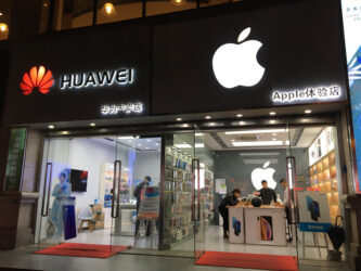 Store with HUAWEI LOGO and APPLE LOGO in HUAQIANGBEI area.