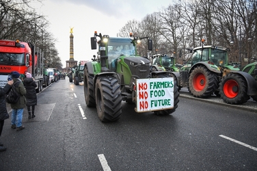 Farmers and truckers are protesting at the Brandenburger Tor against subsidy cuts.