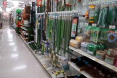 Blurred image of the pillar sales floor for gardening